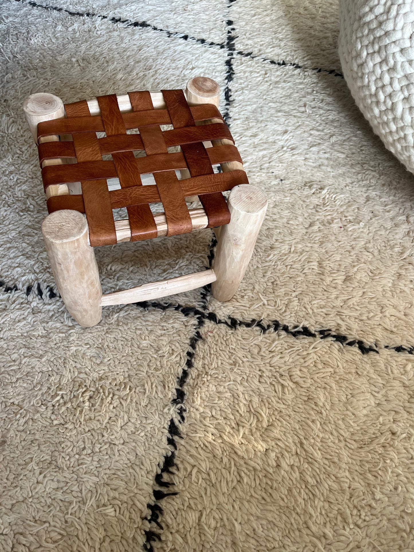 Banc et tabouret en bois et cuir naturel