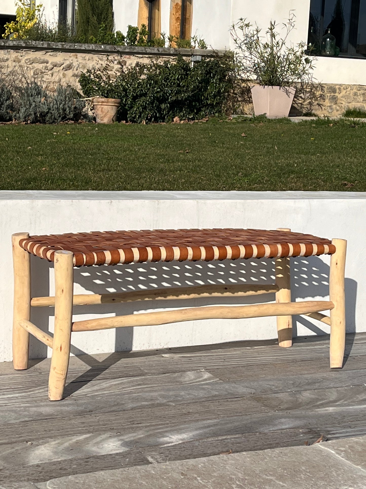 Banc et tabouret en bois et cuir naturel