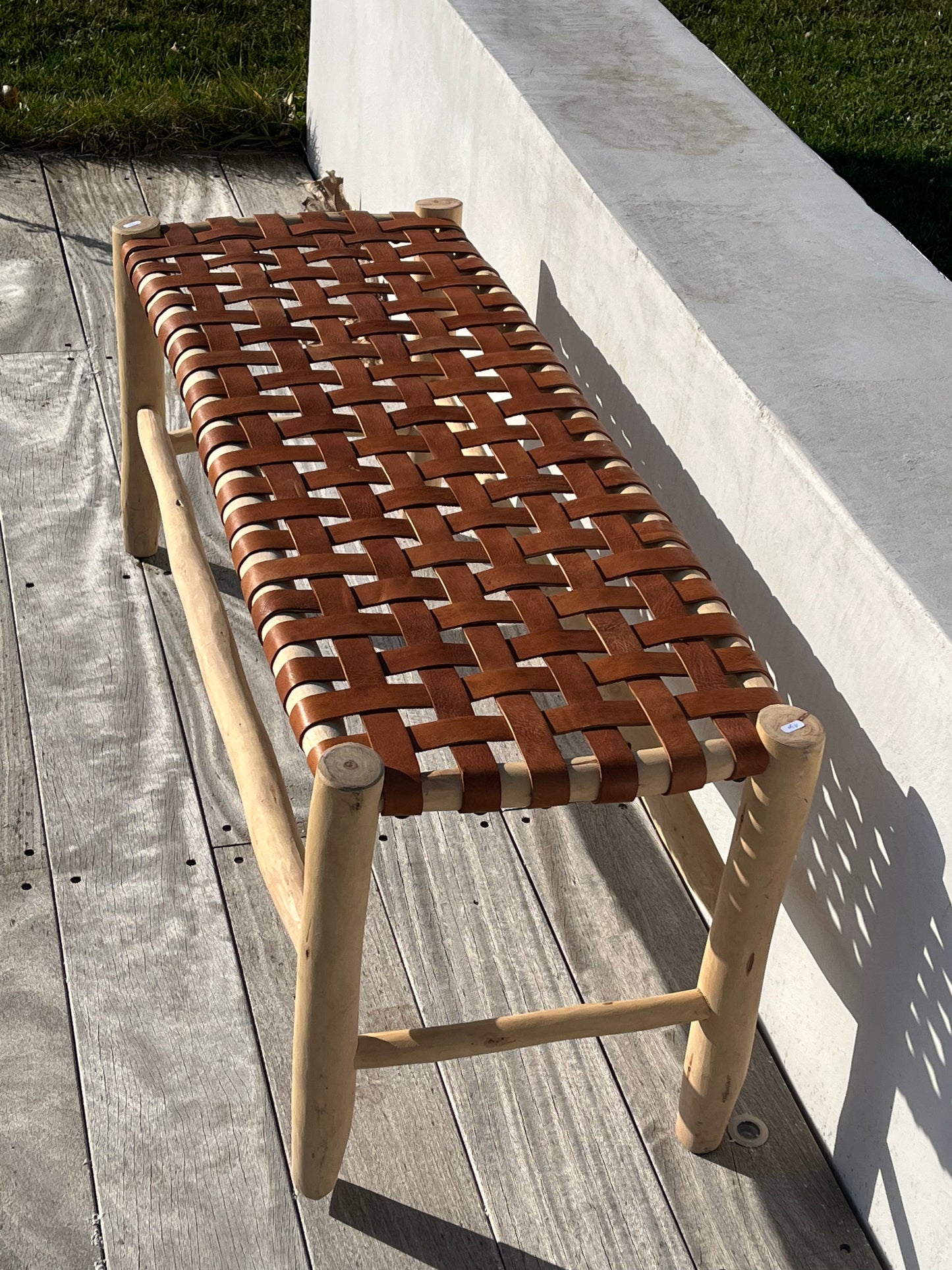 Banc et tabouret en bois et cuir naturel