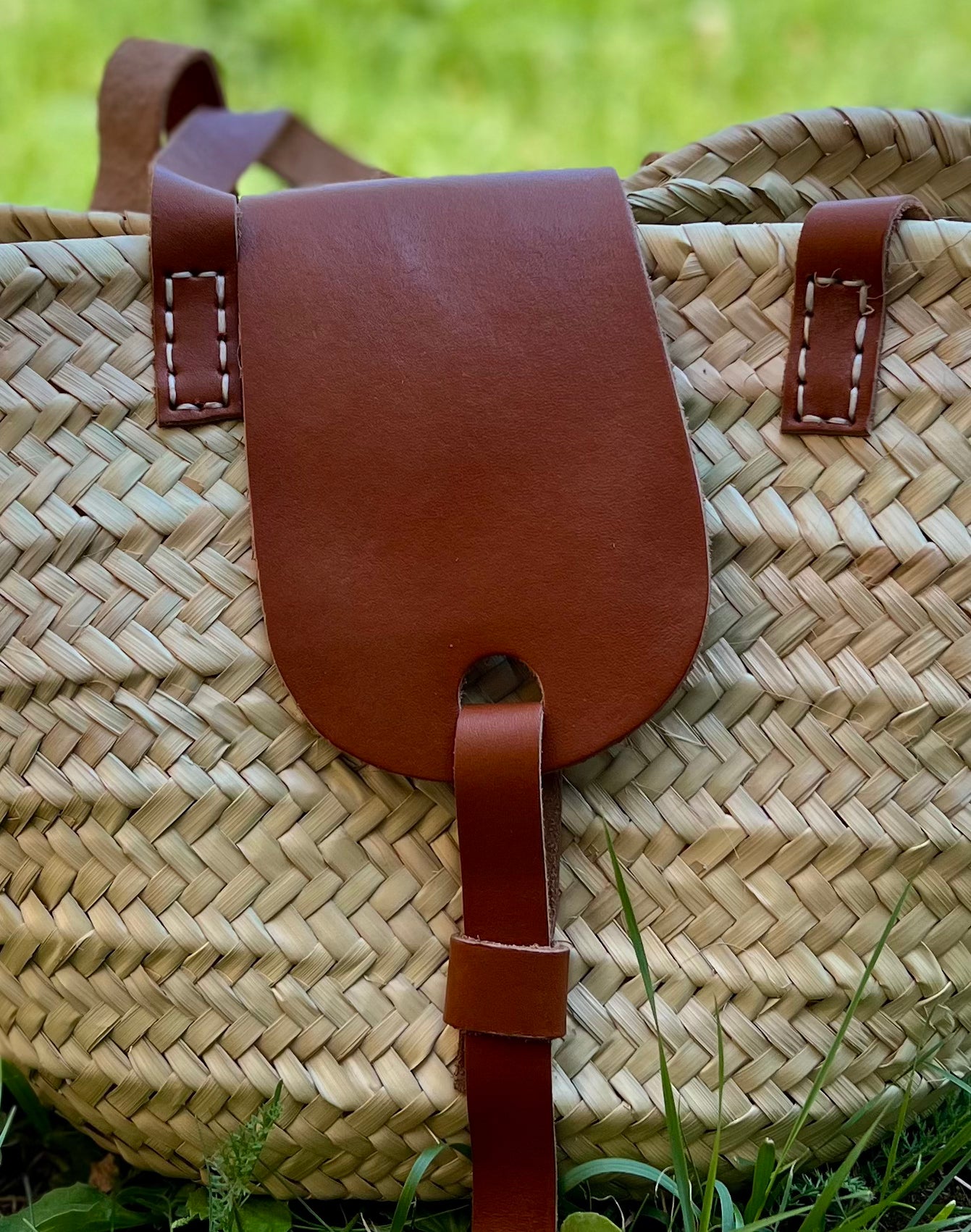 Panier en osier et rabat cuir