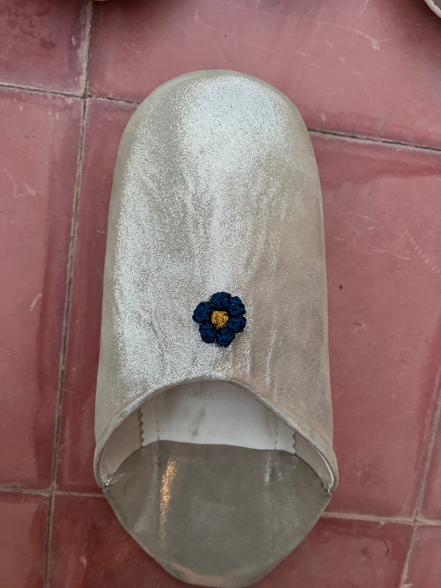 Babouche en cuir doré