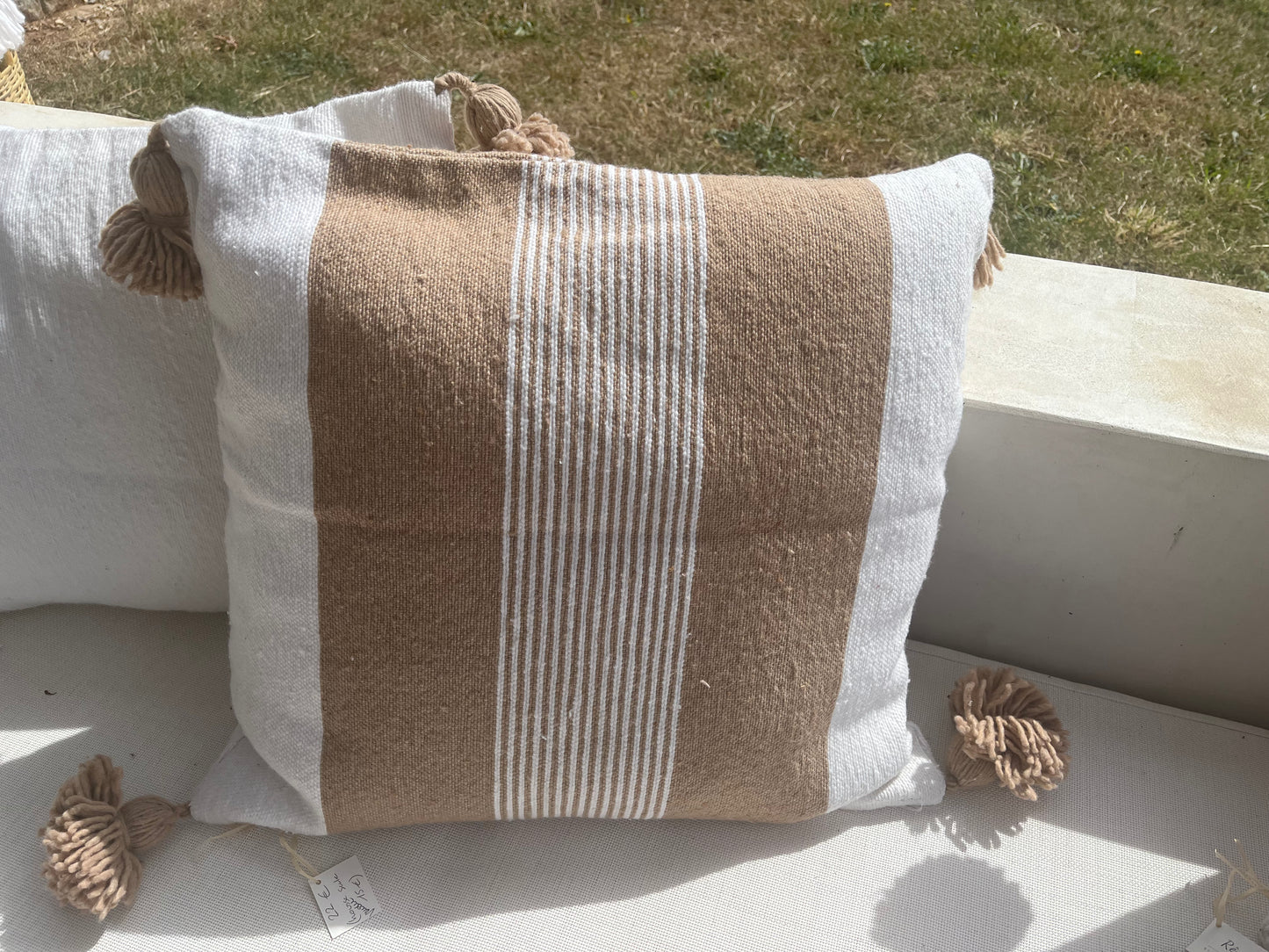 Coussins carrés beige et blanc