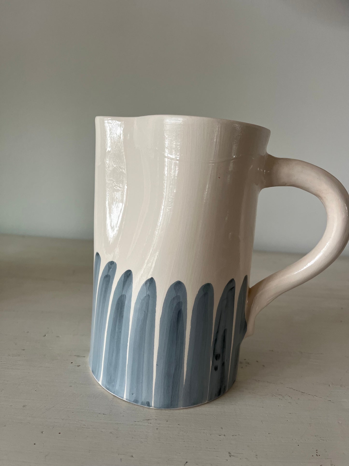 Carafe en argile décorée