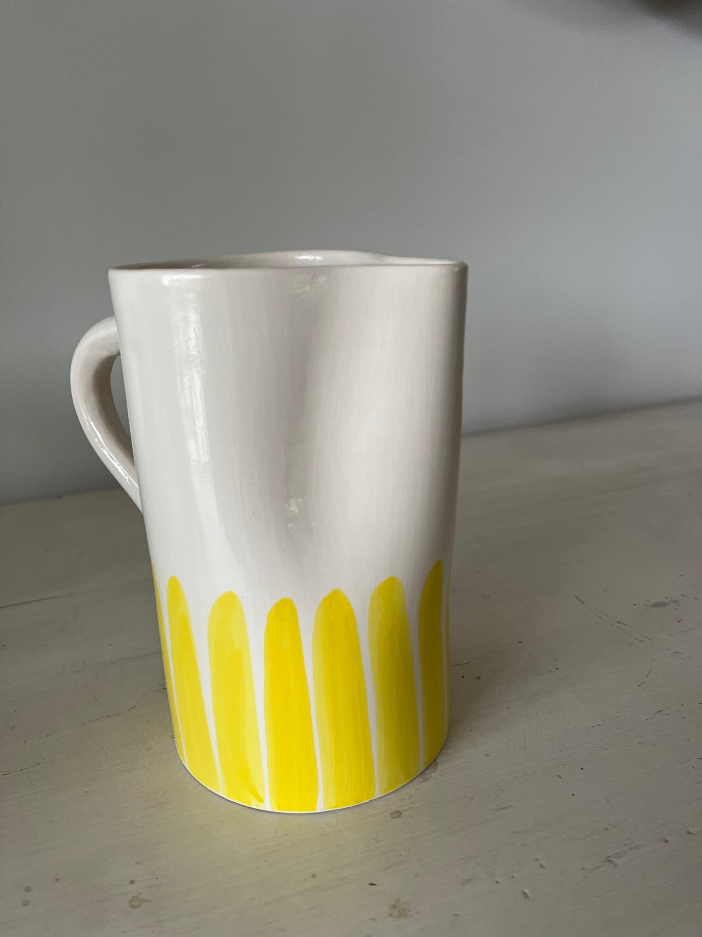Carafe en argile décorée
