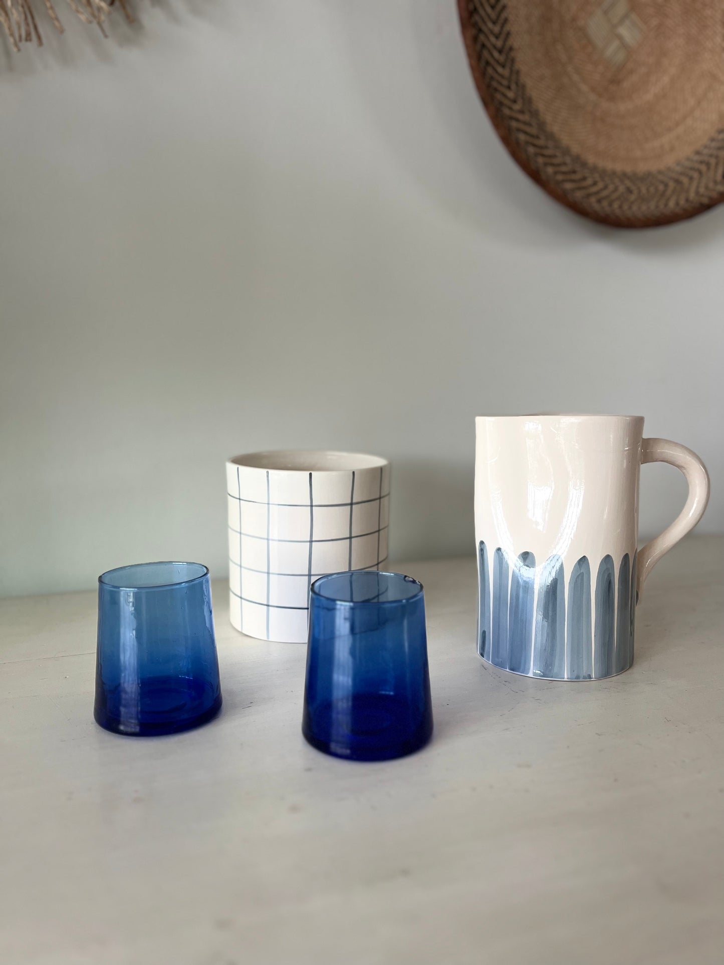 Carafe en argile décorée