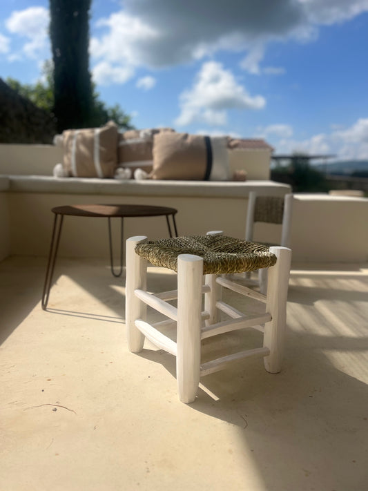 Tabouret en bois blanc et osier