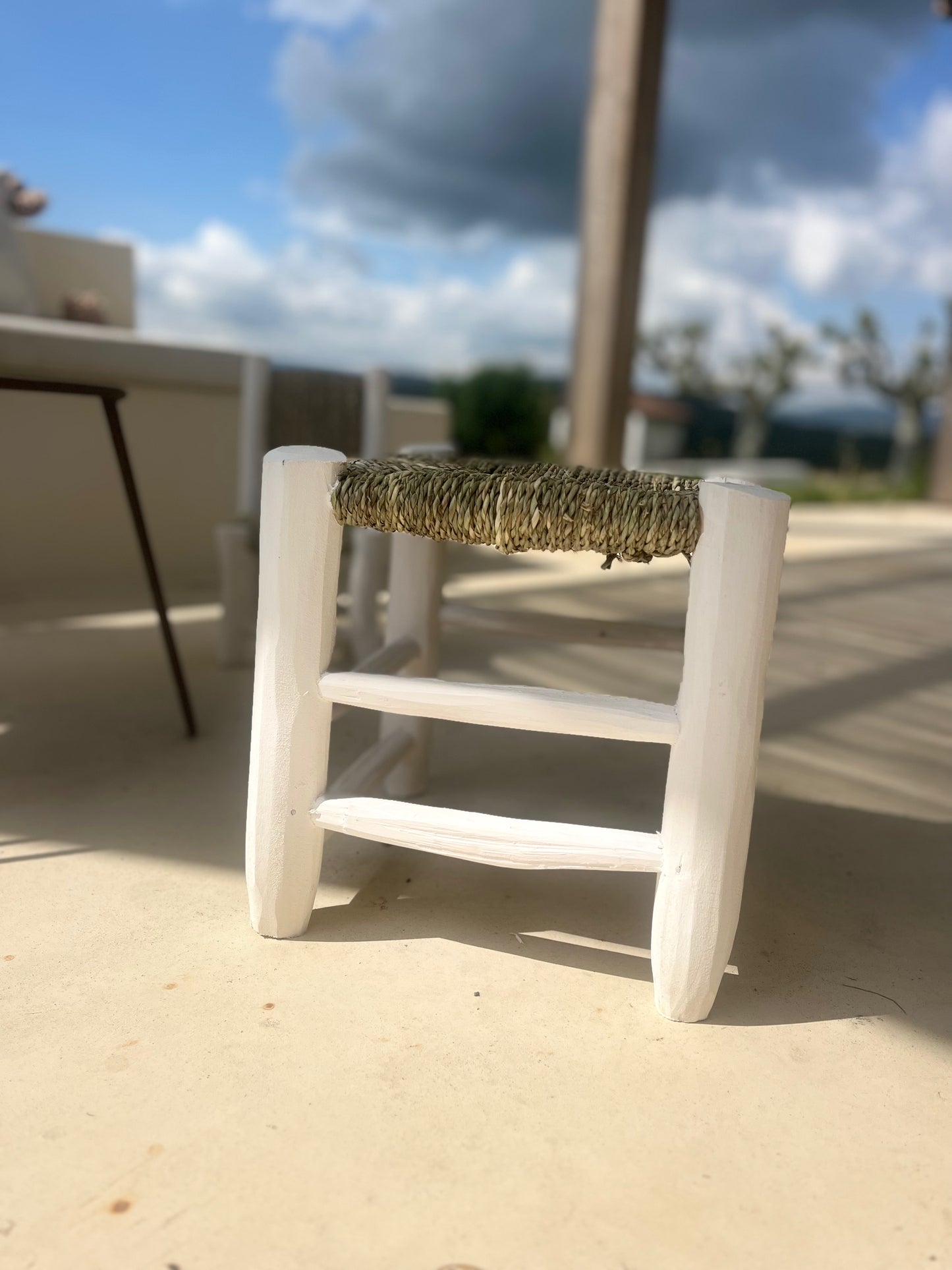 Tabouret en bois blanc et osier