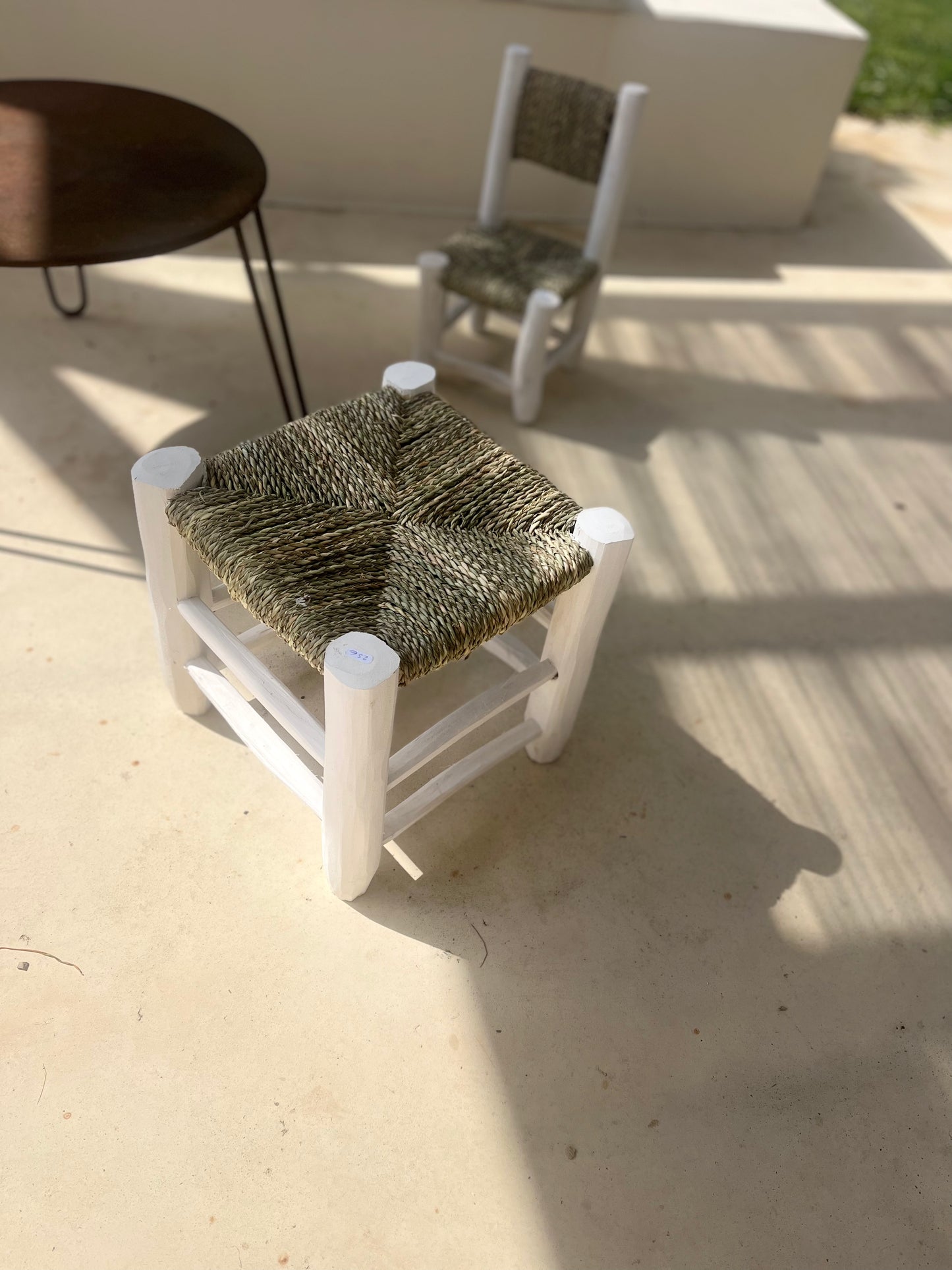 Tabouret en bois blanc et osier