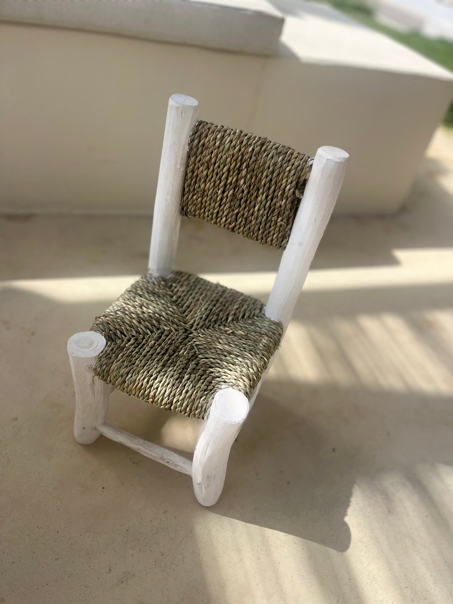 Chaise d'enfants en bois blanc et osier