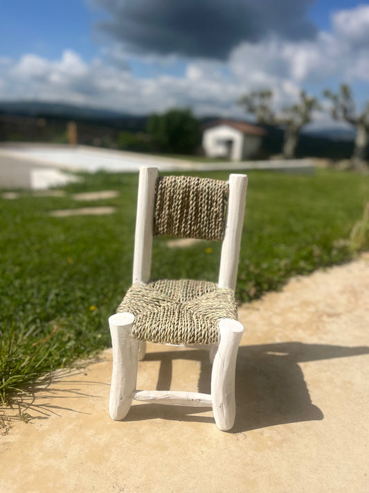 Chaise d'enfants en bois blanc et osier