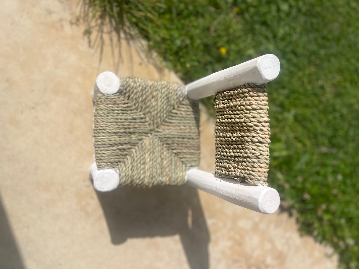Chaise d'enfants en bois blanc et osier