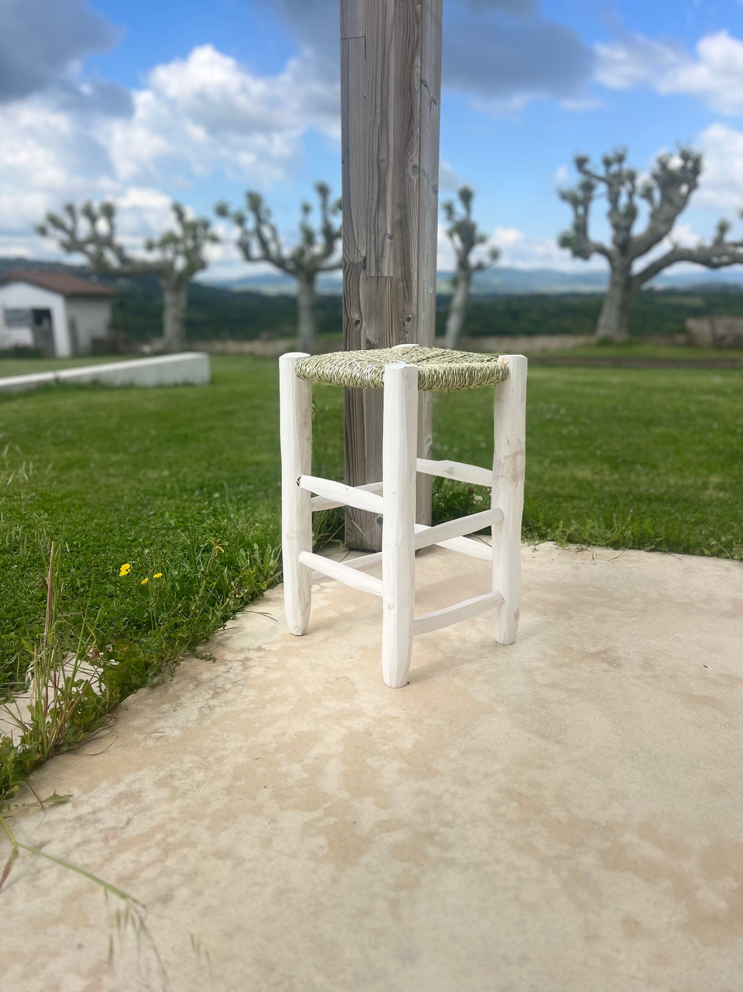 Tabouret de table en bois blanc et osier