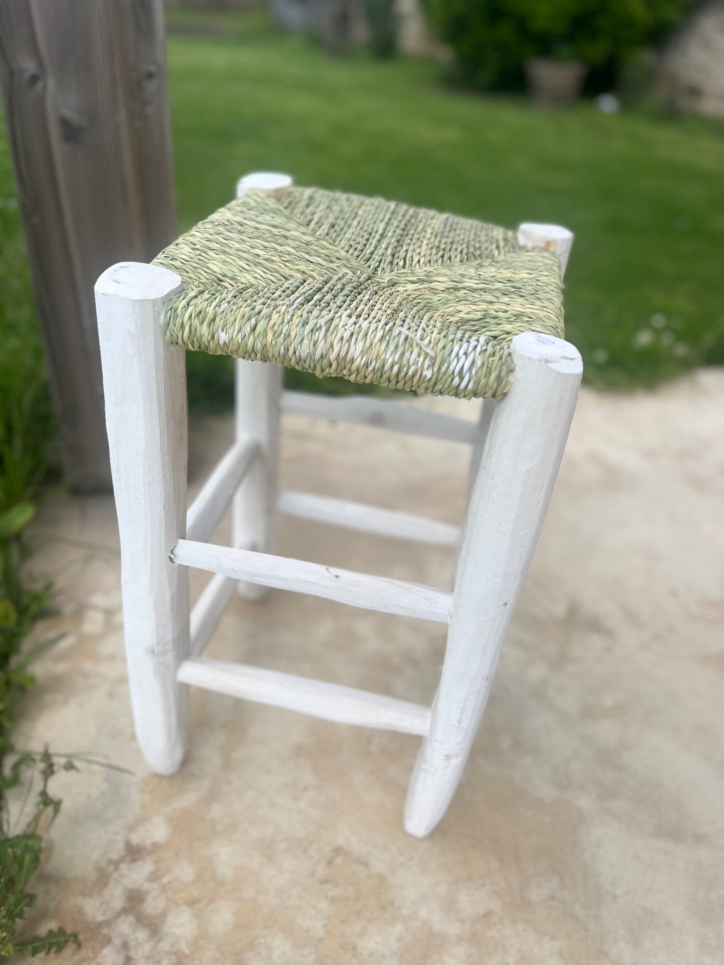 Tabouret de table en bois blanc et osier