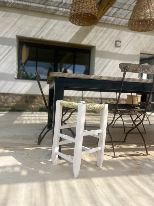 Tabouret de table en bois blanc et osier