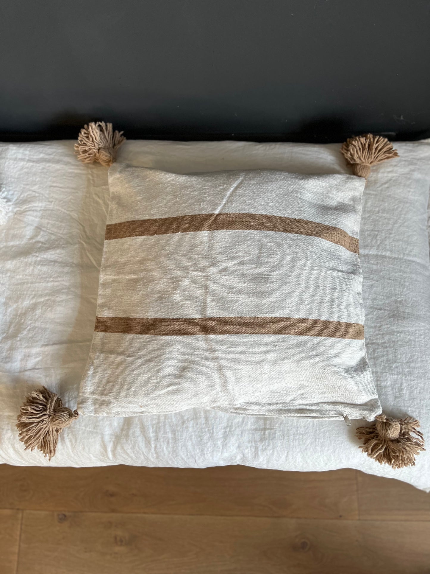 Coussins carrés beige et blanc