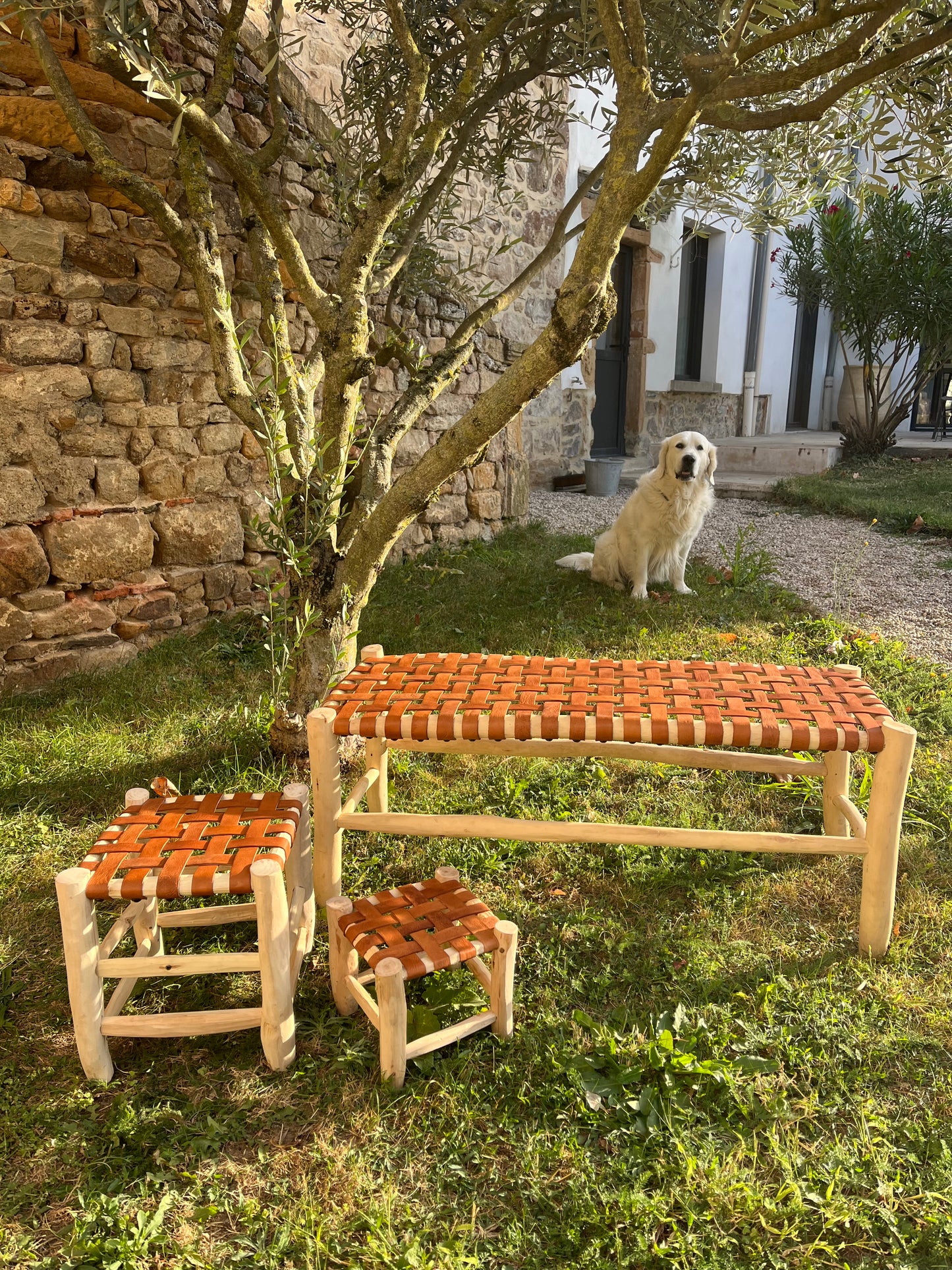 Banc et tabouret en bois et cuir naturel