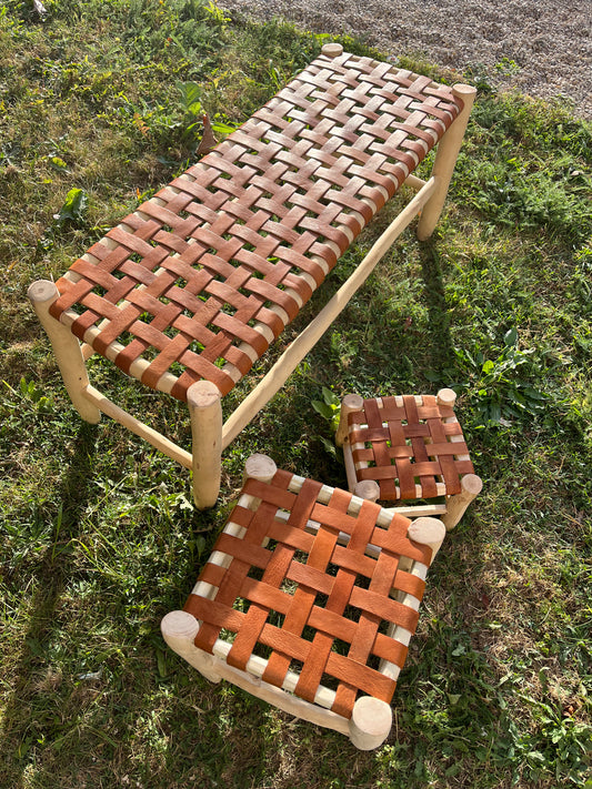 Banc et tabouret en bois et cuir naturel