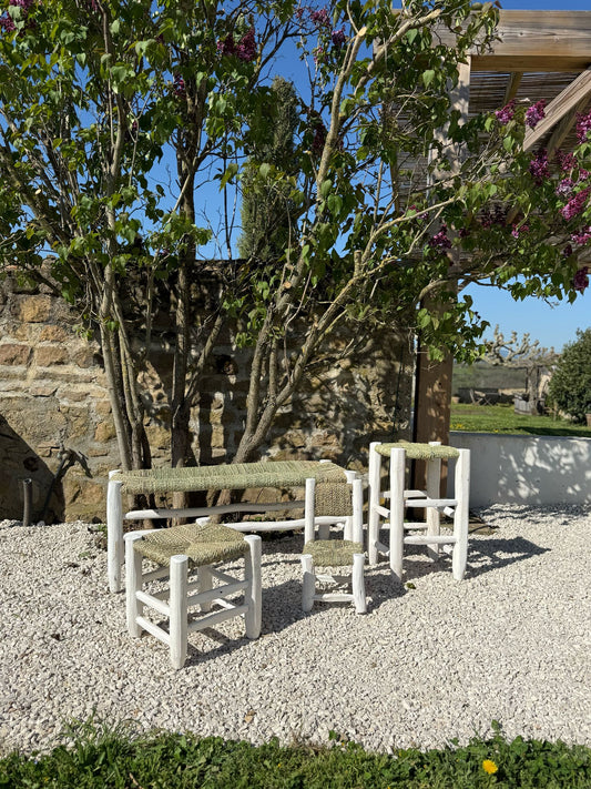 Banc en bois blanc et osier