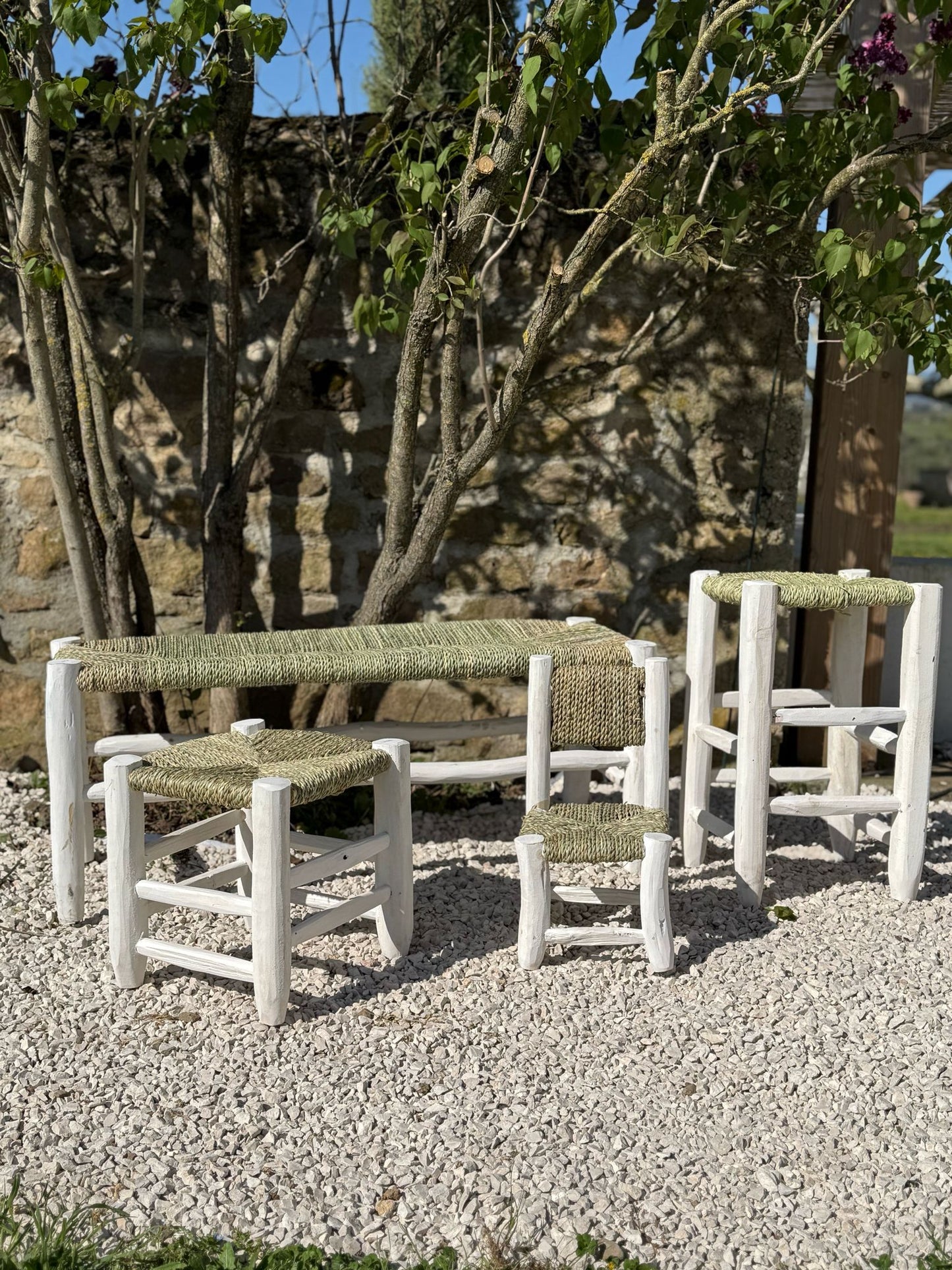 Banc en bois blanc et osier