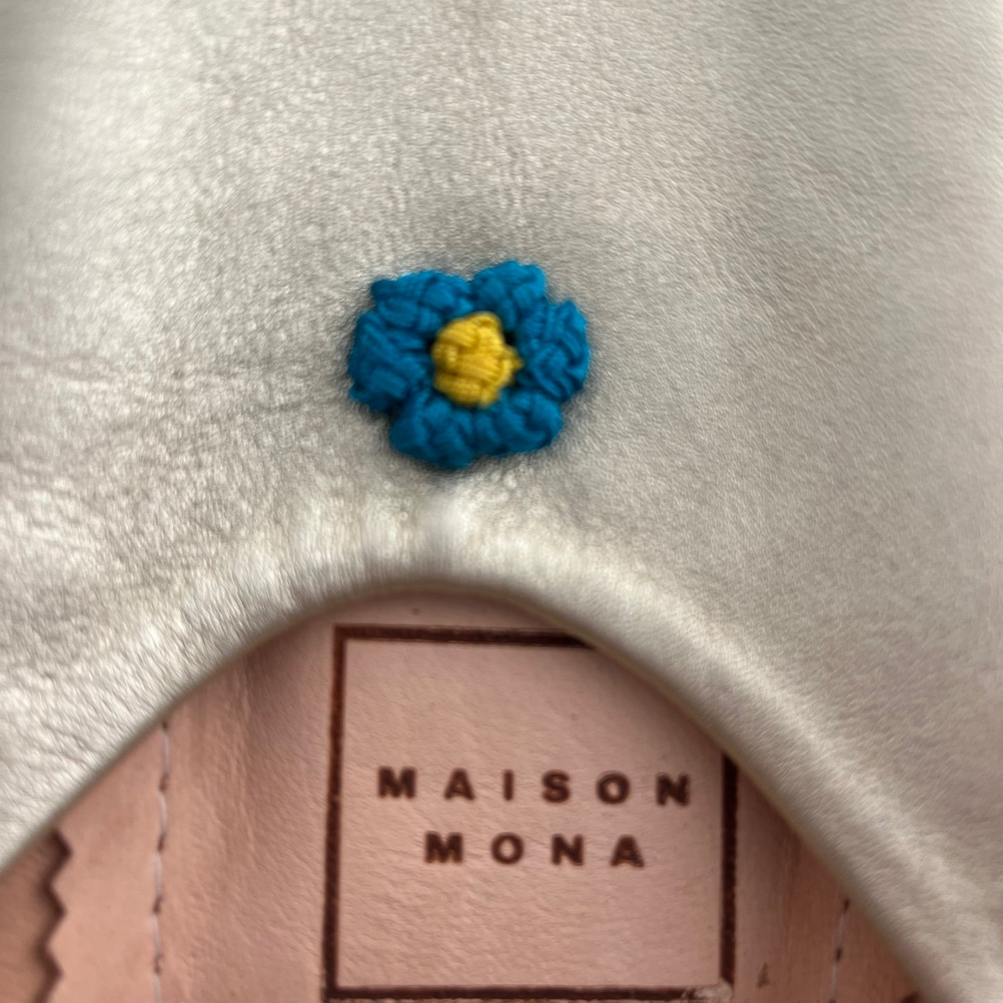 Babouche en cuir doré