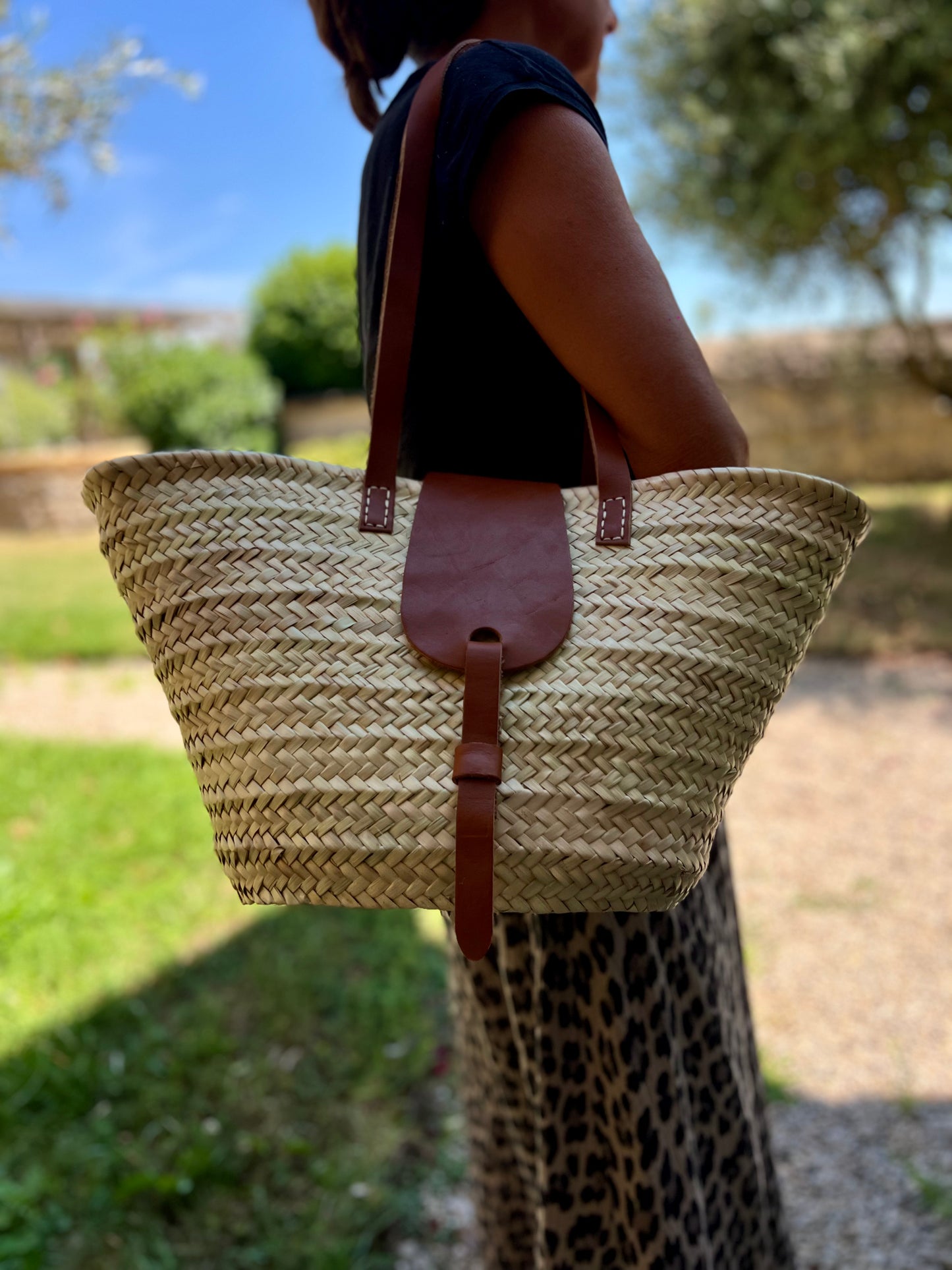 Panier en osier et rabat cuir