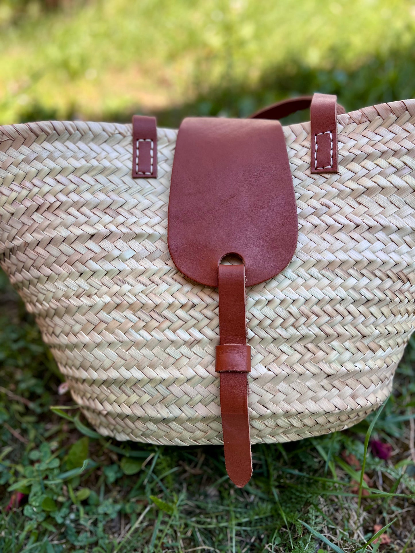 Panier en osier et rabat cuir