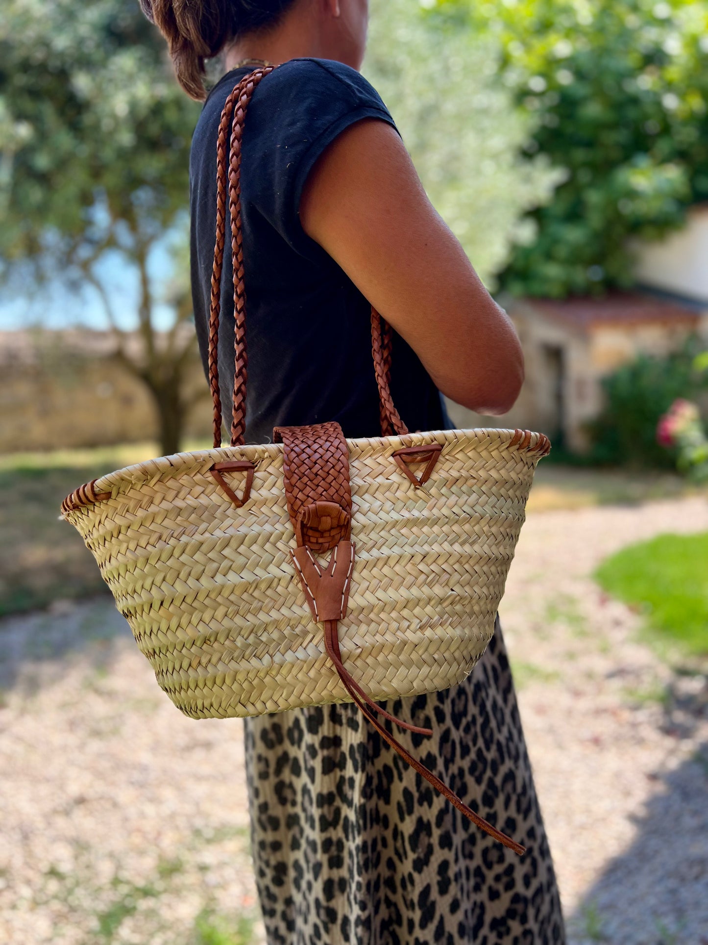 Panier en osier et cuir tressé