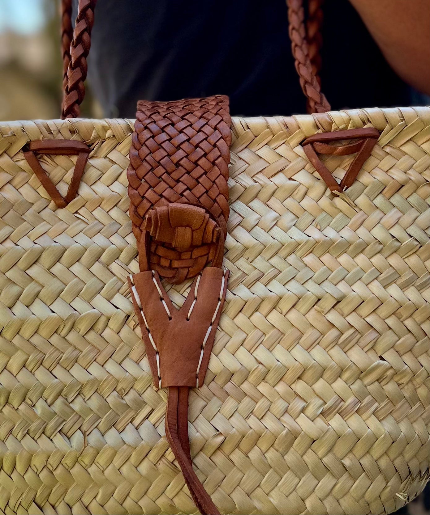 Panier en osier et cuir tressé
