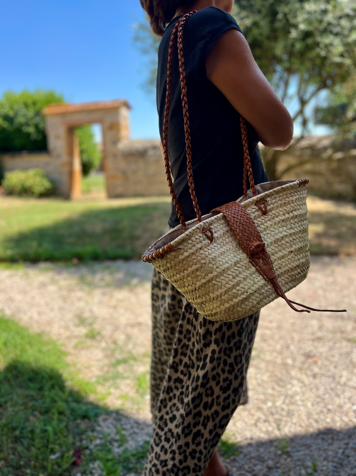Panier en osier et cuir tressé