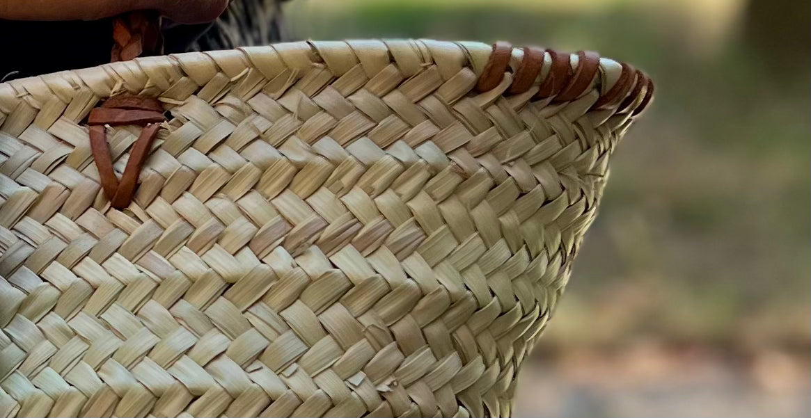 Panier en osier et cuir tressé