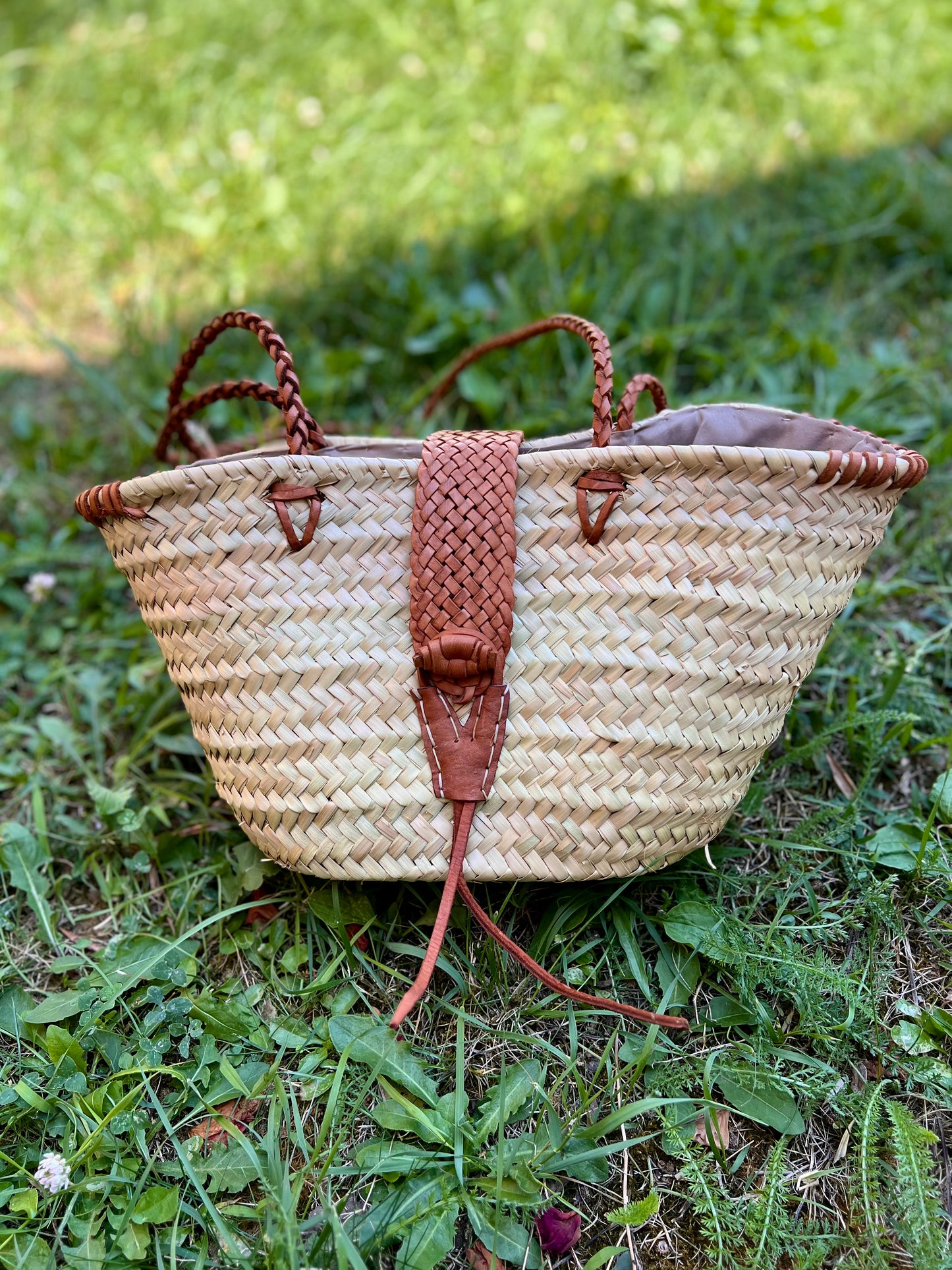 Panier en osier et cuir tressé