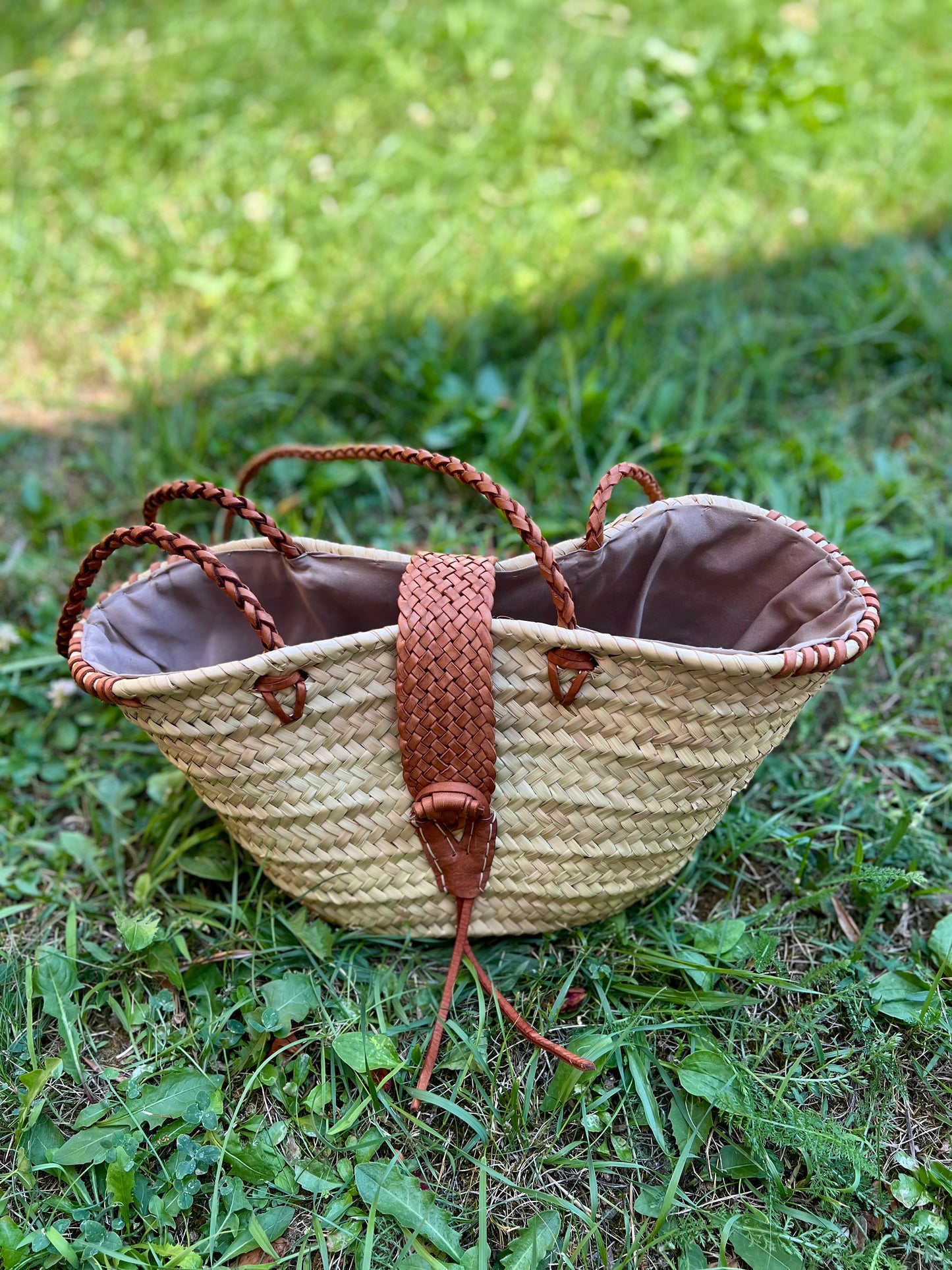 Panier en osier et cuir tressé