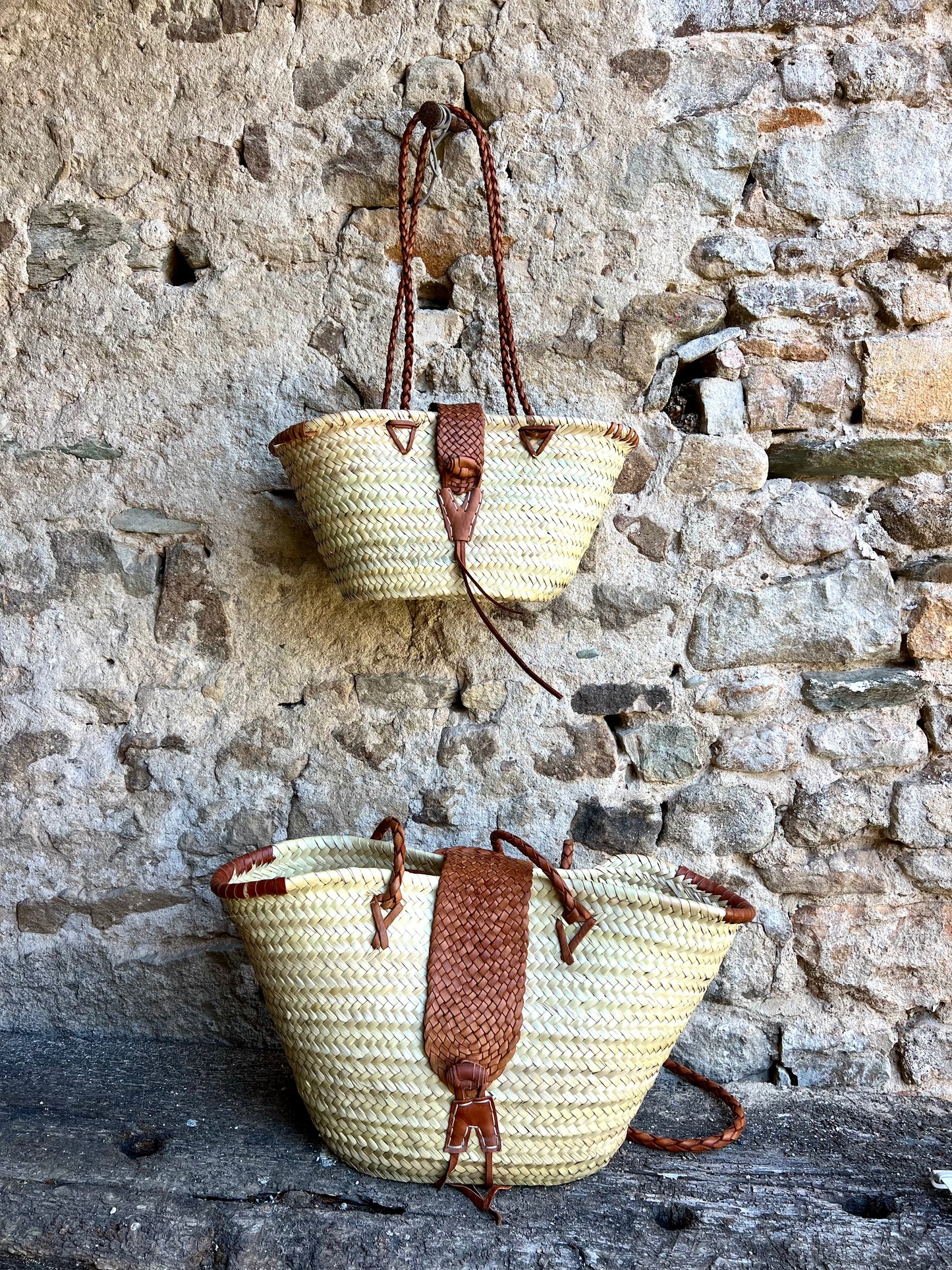 Panier en osier et cuir tressé