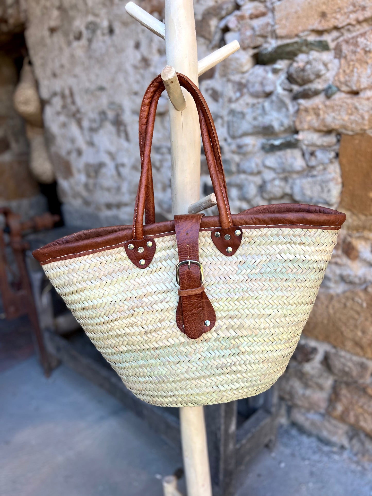 Panier en osier finitions cuir