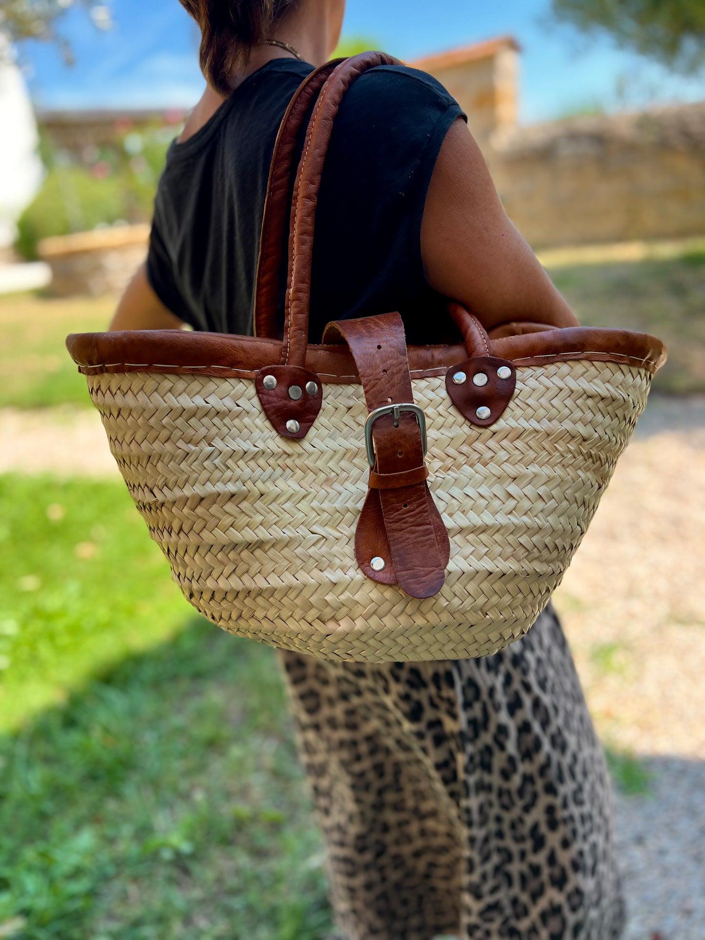 Panier en osier finitions cuir
