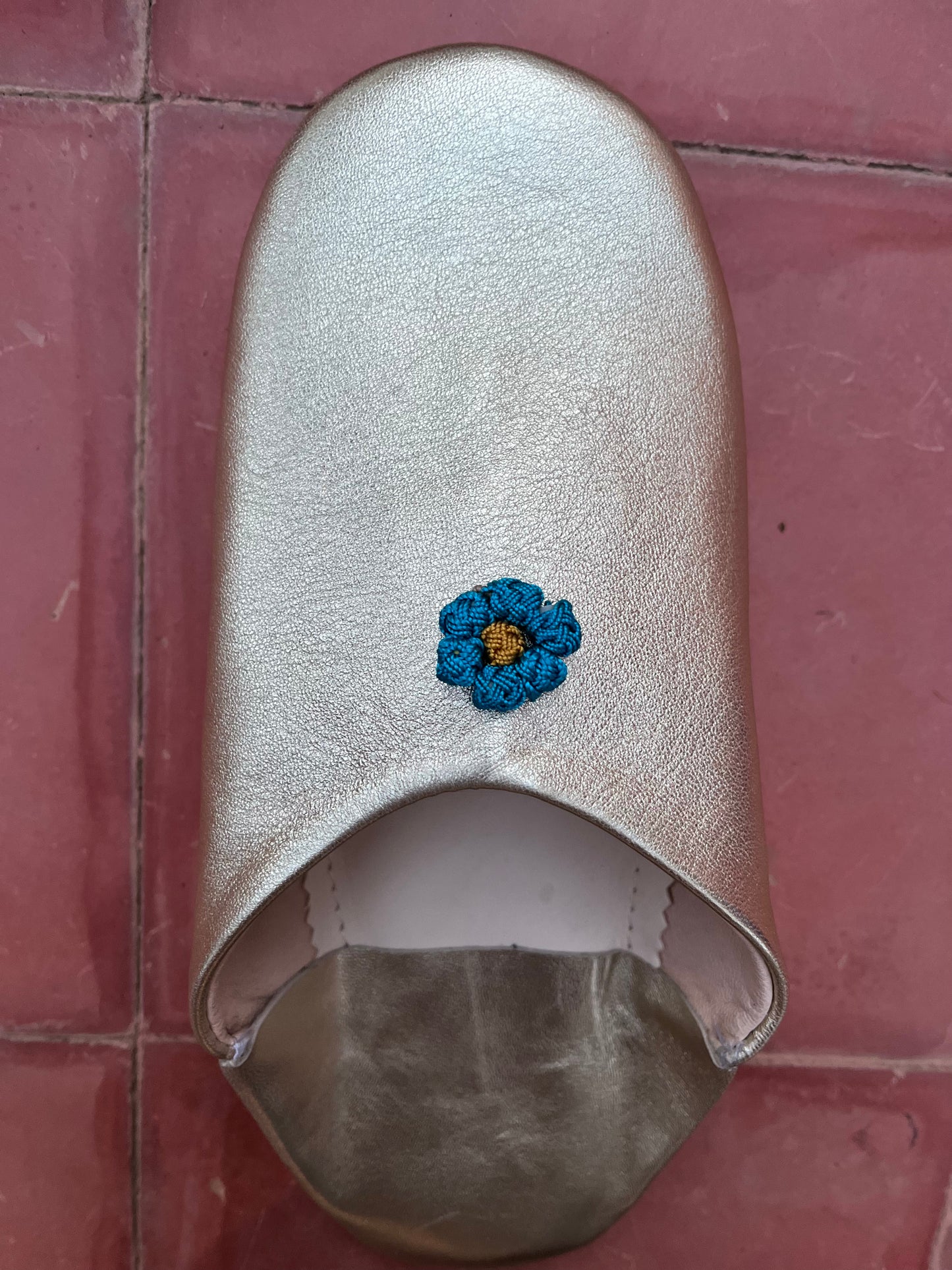 Babouche en cuir doré