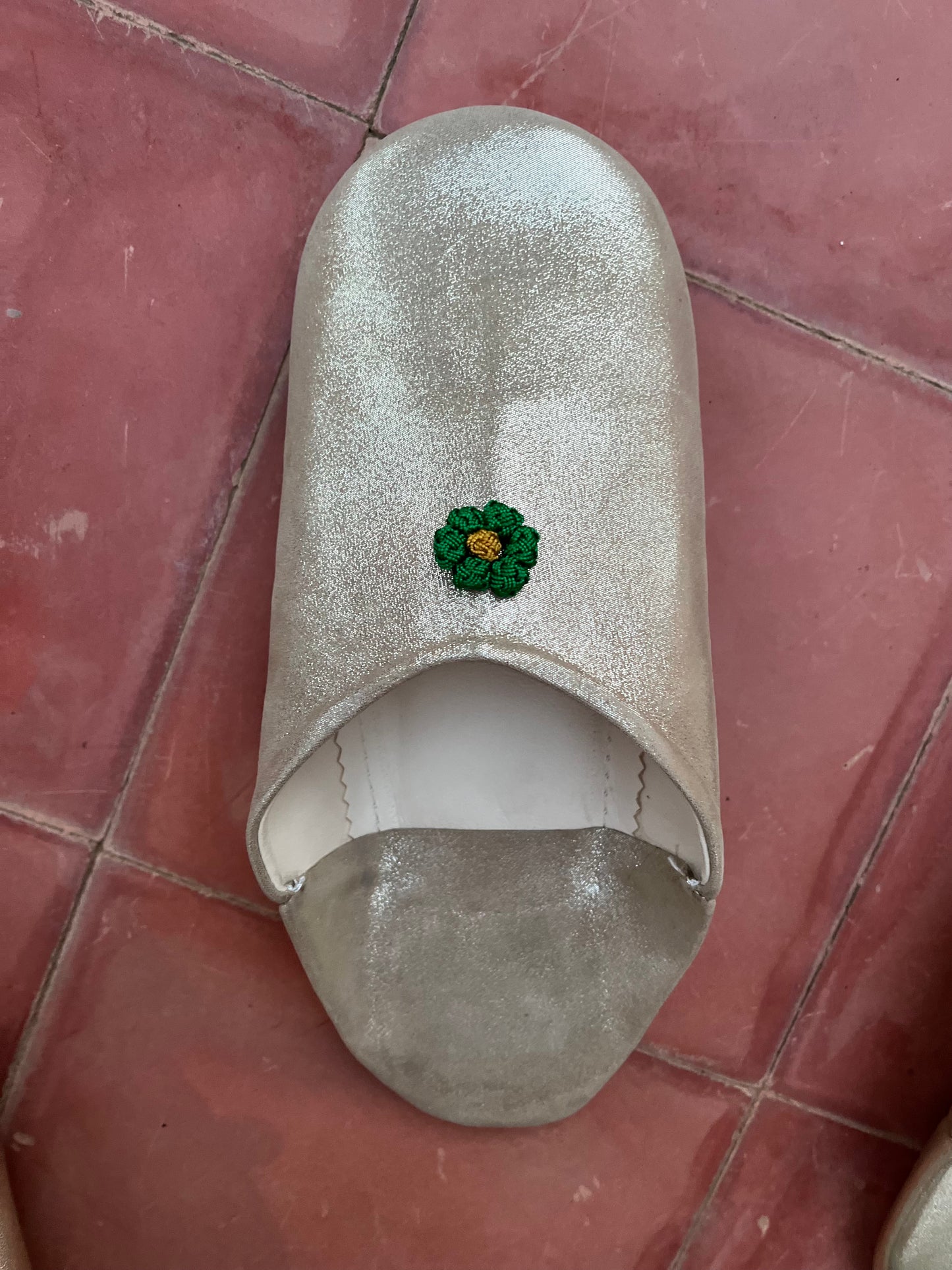Babouche en cuir doré