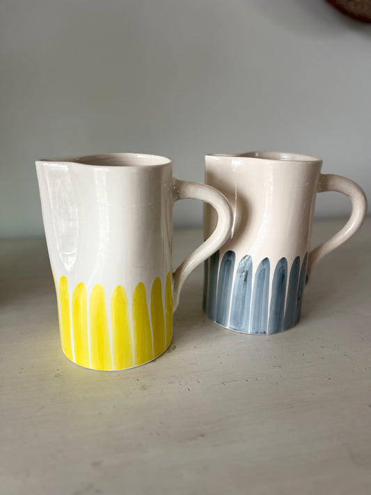 Carafe  en argile décorée