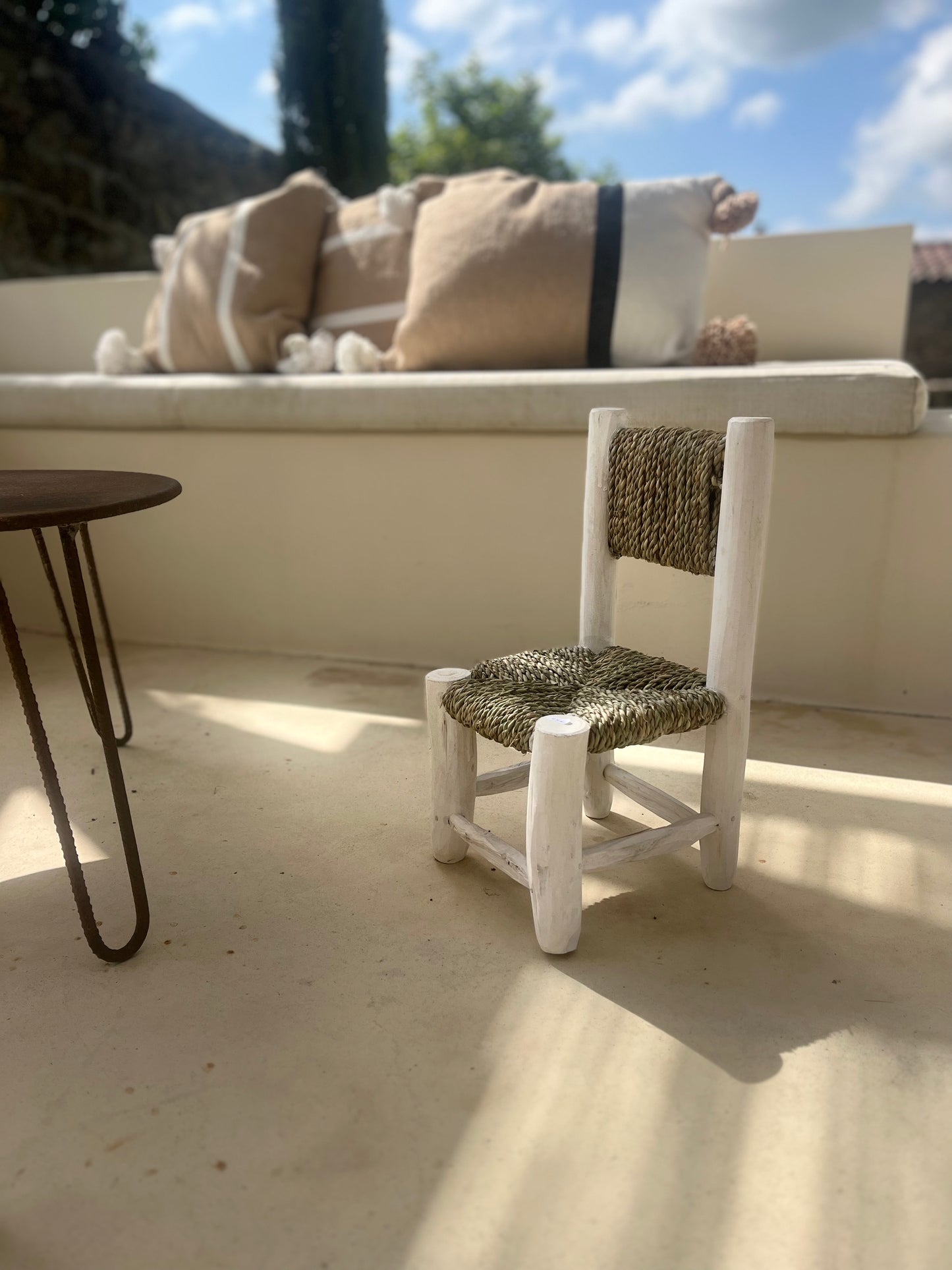 Chaise d'enfants en bois blanc et osier